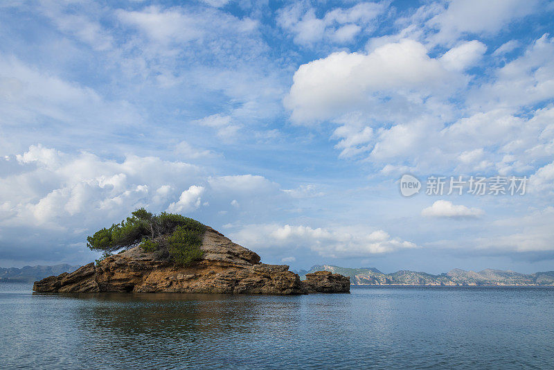 西班牙马略卡岛北部海滩上著名的岩石——S 'illot